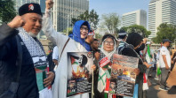 Emak-emak Indonesia Gelar Aksi Damai di Kedubes AS dan Rumah Dubes Mesir di Jakarta