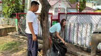 Bersama Istri, Bupati Aneng Turun Tangan Bersihkan Taman Bermadah