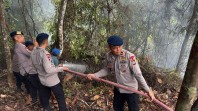 Tim Karhutla Polda Kepri Padamkan Kebakaran Lahan di Pantai Nirwana dan Bukit Daeng Batam
