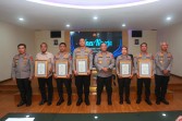 Kapolda Kepri Serahkan Penghargaan Kapolri kepada Lima Satker Berpredikat Pelayanan Prima