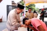 Jabat Tangan di Hari Fitri, Roby dan Hafizha Gelar Open House Lebaran Bersama Masyarakat Bintan