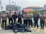 Kapolsek Siantan dan KOMBE-PANTAS Bersihkan Sampah Plastik di Pantai dan Laut Tarempa