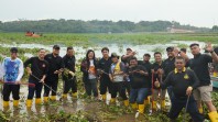 Jaga Kualitas Air, BP Batam bersama Masyarakat Gotong Royong Bersihkan Waduk