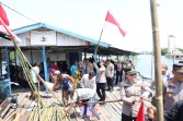 Semarak HUT ke-81 RI, Bidhumas Polda Kepri dan Insan Pers Bagikan Ratusan Bendera Merah Putih serta Bansos