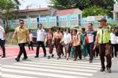 Pastikan Aman Menyeberang Jalan, Li Claudi Bimbing Siswa SD Gunakan ZoSS
