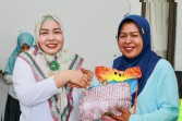 Apresiasi Peran Perempuan, Erlita Amsakar Salurkan Bantuan ke Satgas Kebersihan