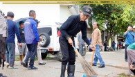 Hujan Tidak Menyurutkan Walikota Batam Goro Bersama Warga