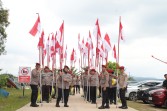 Sambut HUT ke-81 RI, Ditresnarkoba Polda Kepri Bagikan 600 Bendera Merah Putih dan 200 Paket Sembako di Tanjung Uma
