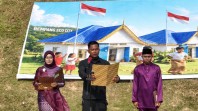 Pengibaran Merah Putih Warnai Kebersamaan MEG dan Warga Rempang-Galang