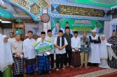 Bupati Pasaman Serahkan Bantuan Pembangunan Mesjid Serta Waqaf Alqur'an