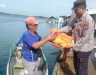 Sikapi Cuaca Ekstrem, Polsek Bulang Bagi Life Jacket ke Nelayan