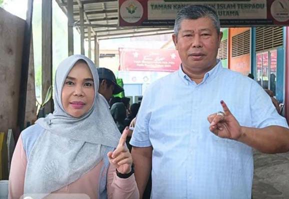 Bupati Anambas dan Isteri Beri Hak Pilih Pemilu 2024 di TPS 5 Tanjung Momong